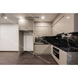 Tủ bếp phủ acrylic đẹp HTA kết hợp tường đá nhân tạo ấn tượng