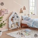 Kệ sách gỗ hình ngôi nhà gọn gàng và đáng yêu cho bé